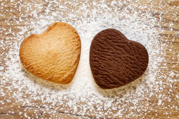 Två hjärtformade cookies på trä bakgrund. — Stockfoto