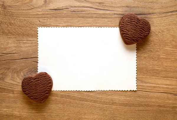 情人节贺卡，上面有两个烘烤的心形巧克力饼干. 图库图片