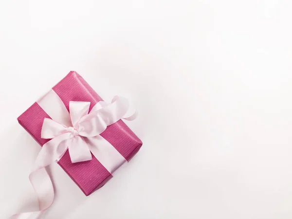 Pink Gift Box White Bow Lcurved Ribbon Empty Space Text — Stock Photo, Image