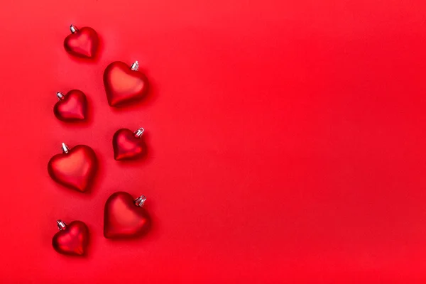 Alla hjärtans dag gratulationskort med röda hjärtan på röd bakgrund. — Stockfoto