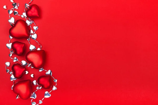 Dia dos Namorados cartão de saudação com corações vermelhos no fundo vermelho. Fotos De Bancos De Imagens