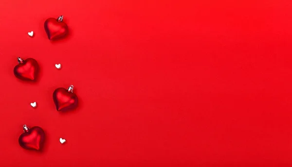 バレンタインデー赤い背景に赤と光沢のある心を持つグリーティングカード テキストの空のスペースを持つトップビュー コピースペース — ストック写真