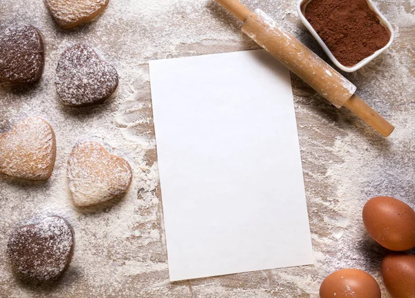 烘烤背景与空白纸片为食谱或菜单 心形饼干 面粉和滚动销 空白的文字空间 情人节 图库照片