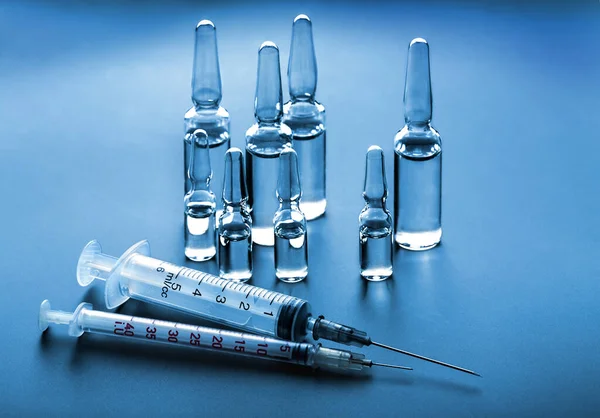Jeringas médicas y ampollas con vacuna. — Foto de Stock
