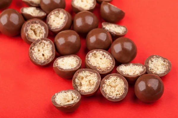 Chocolate candy balls and halves with crisp filling — Stock Photo, Image