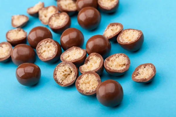 Chocolade snoepballen en -helften met scherpe vulling Stockfoto