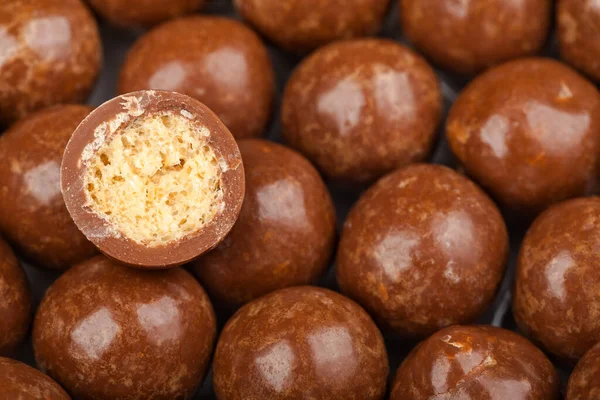 Sluiten van chocolade snoepballen. Suikerwerk textuur achtergrond — Stockfoto