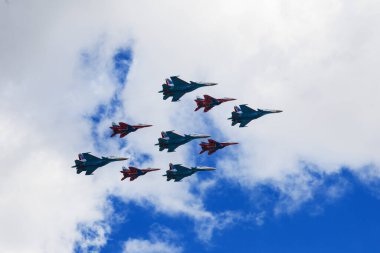 7 Mayıs 2021, Rusya, Moskova. Bir grup Hava Kuvvetleri jet uçağı Swift ve Rus Vityaz şehrin üzerinde gösteri uçuşları yapıyorlar. 9 Mayıs 'taki Zafer Yürüyüşü provası