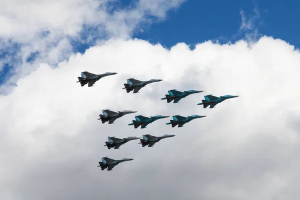 7 maggio 2021, Russia, Mosca. Gruppo di caccia dell'Aeronautica Militare I Cavalieri Russi effettuano un volo dimostrativo nel cielo sopra la città. Prove per la parata della vittoria il 9 maggio — Foto Stock