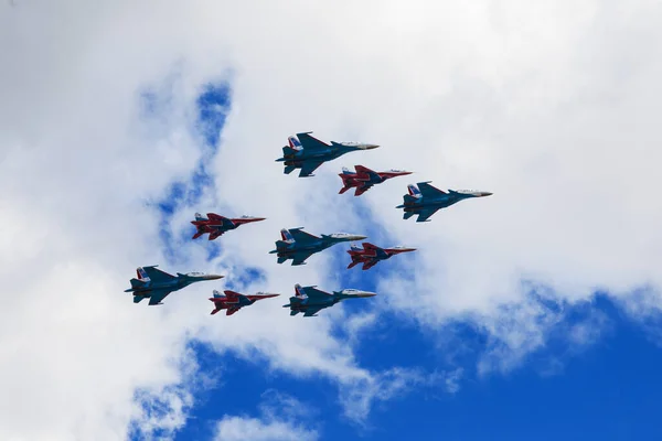 7 maj 2021, Ryssland, Moskva. En grupp av flygvapnets jetplan Swifts och ryska Vityaz utför demonstrationsflygning på himlen över staden. Repetition inför segerparaden den 9 maj — Stockfoto