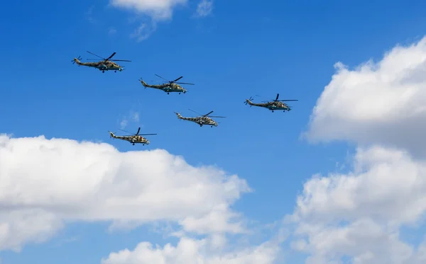 Moscou, Rússia - 7 de maio de 2021: Helicópteros voadores no ensaio para o desfile militar do Dia da Vitória em 9 de maio Imagens De Bancos De Imagens