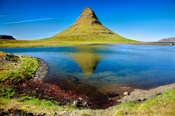 Berg kirkjufell, westen van IJsland — Stockfoto