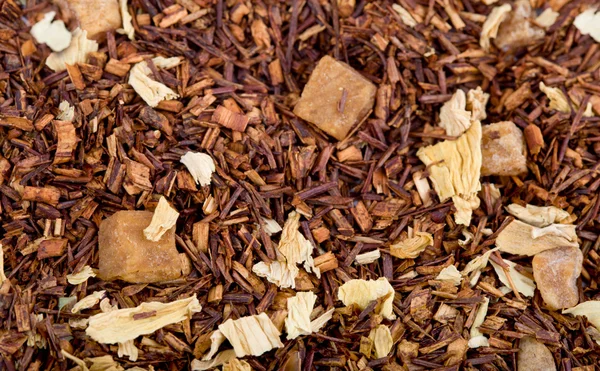 Té de hierbas secas con trozos de fruta — Foto de Stock