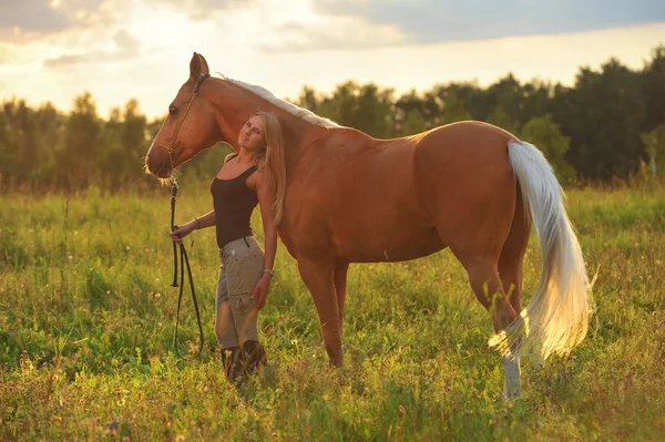 Frau und goldenes Pferd — Stockfoto