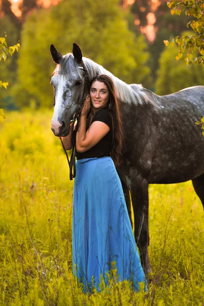 Kvinne og grå hest – stockfoto
