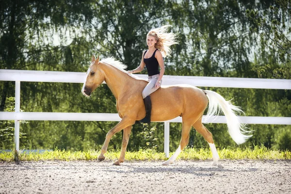 Woman and golden horse — Stock Photo, Image