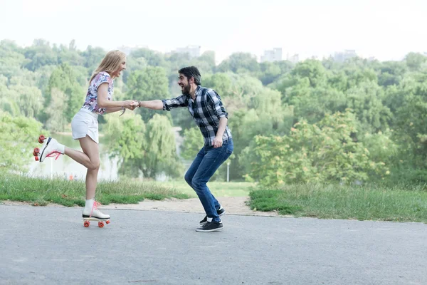 Zum ersten Mal auf Rollschuhen — Stockfoto