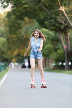 Tekerlekli paten üzerinde güzel kız