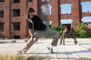 bir şehirde kare dans iki genç adam sokak