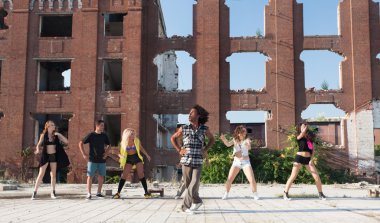 enerjik genç hip hop sokak dansçısı