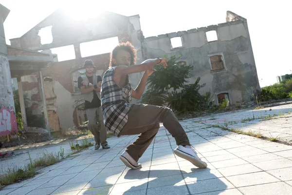 Energisk ung hip hop street dansare — Stockfoto