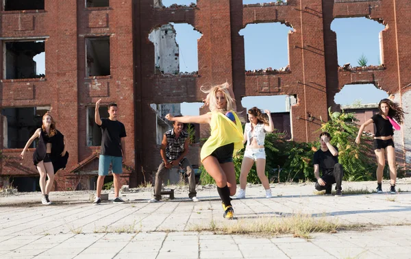 Energický mladý hip hopu pouliční tanečnice — Stock fotografie