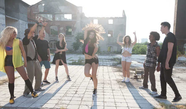 Энергичные молодые танцоры хип-хопа — стоковое фото