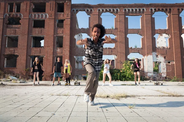 Jovem terminando sua dança hip hop Imagens De Bancos De Imagens