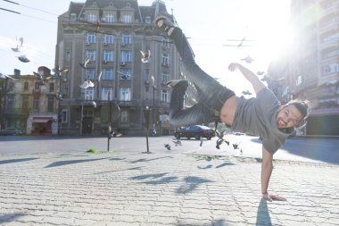 Şehir merkezinde dans