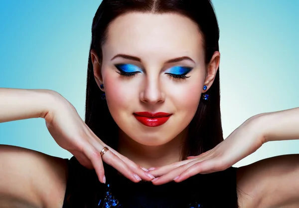 Frau mit blauem Make-up Stockbild
