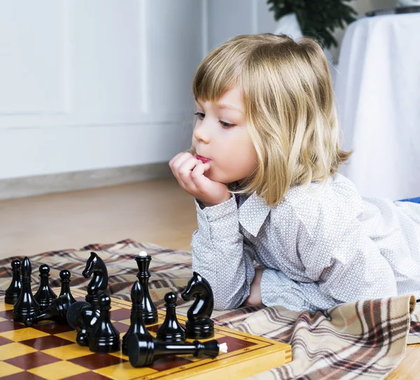 Child playing chess — Stock Photo, Image