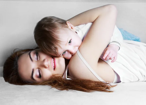 Madre y bebé en casa —  Fotos de Stock