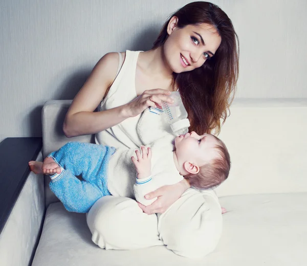 Anya a kisbabájával — Stock Fotó