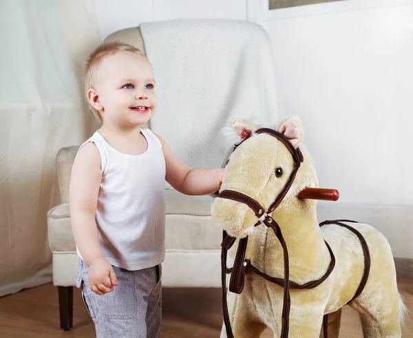 Jongen spelen thuis — Stockfoto