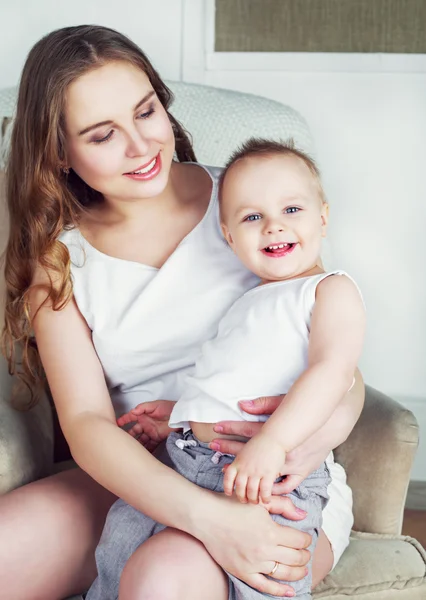 Mãe feliz e bebê — Fotografia de Stock