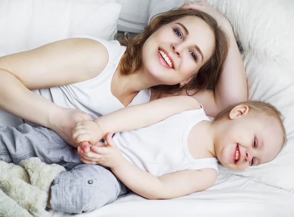 Feliz madre y bebé — Foto de Stock