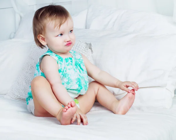 Naštvaný dítě v posteli doma — Stock fotografie