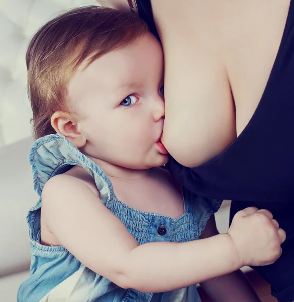 Mãe amamentando seu bebê — Fotografia de Stock