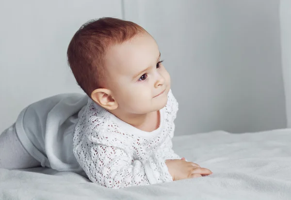 Bebé en la cama — Foto de Stock