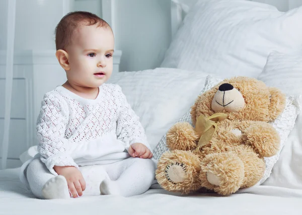 Baby mit einem Spielzeug — Stockfoto