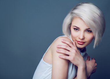 kahverengi gözlü sarışın model