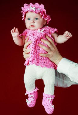 Onun bebek tutan baba