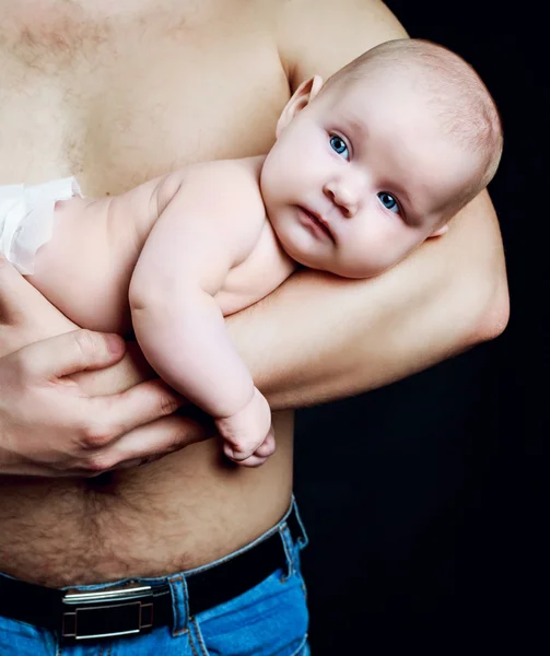 Pai segurando seu bebê — Fotografia de Stock