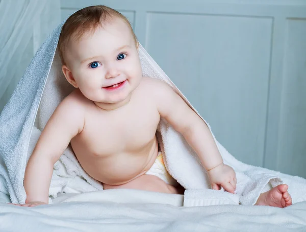 Μωρό με μια πετσέτα — Φωτογραφία Αρχείου