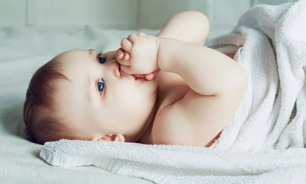 Bambino con un asciugamano — Foto Stock