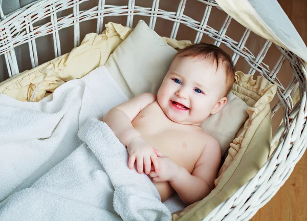 Dítě v posteli — Stock fotografie