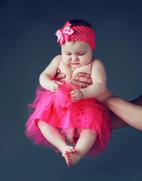 Bir bebek tutan baba — Stok fotoğraf