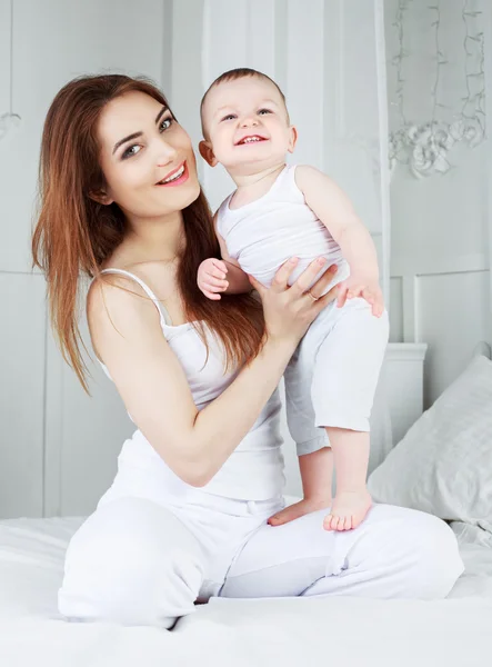 Madre y bebé en casa —  Fotos de Stock