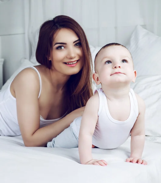 Mãe e seu bebê na cama — Fotografia de Stock
