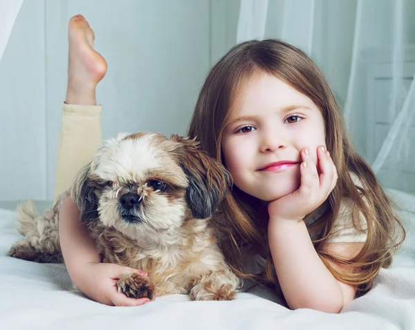 Menina com um cão — Fotografia de Stock